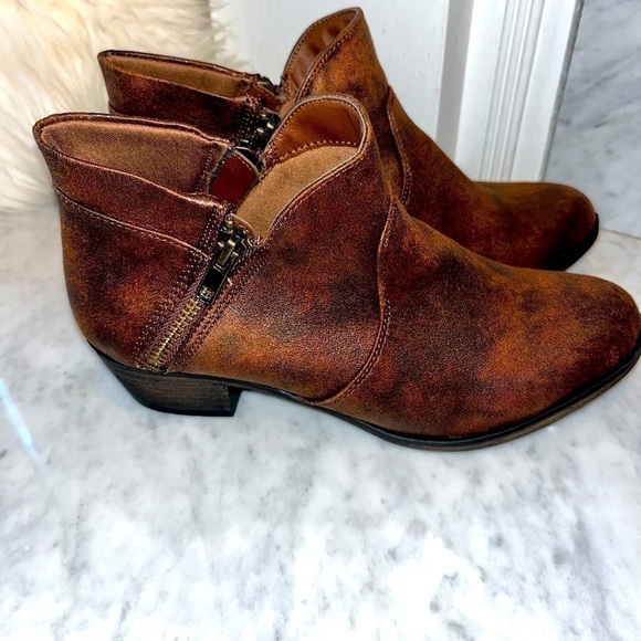 NEW! American Rag Abby Ankle Booties Brown Side Zippers - Picture 4 of 11